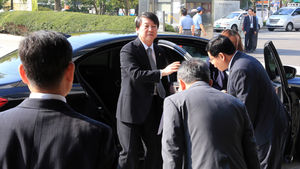 [핫포토] 안철수 의원, 첫 국감 입장
