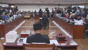 "득표 사기" VS "공약 조정" 기초연금 공방