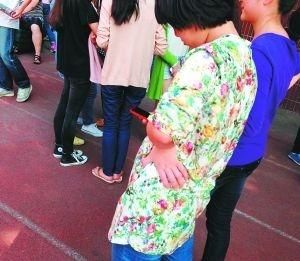 [월드리포트] "전교생 스마트폰을 일반폰으로&hellip;" 한 학부모의 신념