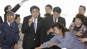 일본 아베 총리 후쿠시마 어촌 방문&hellip;수산물 시식