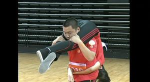 [영상] 젖 먹던 힘까지&hellip;'부인 업고 달리기' 이색 경기