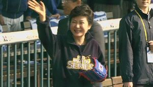 [영상] 태극마크 글러브 끼고&hellip;박근혜 대통령 '깜짝 시구'