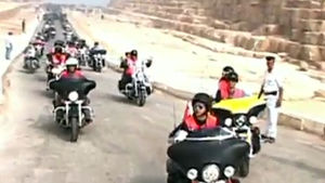 오토바이 200대, 굉음내며 피라미드에 모여&hellip;왜?