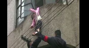 [영상] 3층 창문에 옷 걸려 매달린 아이&hellip;긴박한 현장
