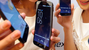 휜 화면 스마트폰 LG G플렉스, 출고가 99만9천900원