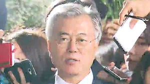 문재인, 검찰 출석&hellip;"회의록, 멀쩡히 잘 있다"