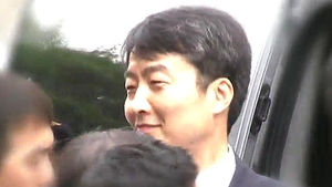 이석기 의원 첫 공판&hellip;피고인들과 악수 '여유'