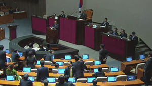 '몸 싸움' 책임 공방&hellip;국회 대정부질문 한때 파행