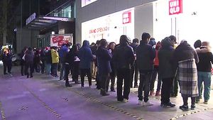 반값 세일에 새벽부터 긴 줄&hellip;'줄 세우기' 마케팅