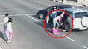 [생생영상] 차량 뺐고 신발까지 벗겨가&hellip;CCTV 포착
