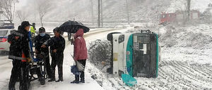 [핫포토] 눈길에 미끄러져 전도된 시내버스