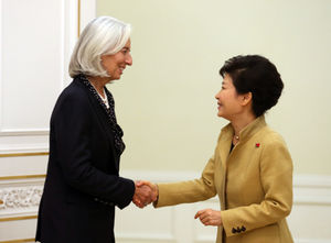 [핫포토] 박 대통령, IMF 총재와 악수