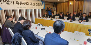 [취재파일] 육개장이 중단시킨 휴대전화 간담회