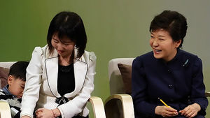 [핫포토] 간담회서 아이 잠들자&hellip;박 대통령 함박웃음