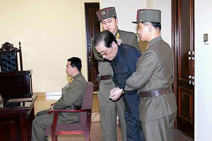 北 공개한 장성택 '최후'&hellip;포승줄에 묶여 죽음 체념
