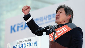 노환규 의사협회장, 의사궐기대회 중 자해 소동