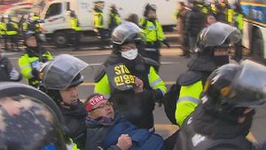 [생생영상] 경찰, 민주노총 본부 최루액 뿌리며 진입&hellip;줄줄이 연행
