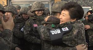 [생생영상] 군부대 간 박 대통령&hellip;장병들과 포옹