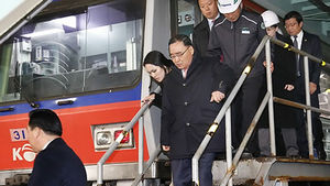 정 총리, 철도기지 방문해 파업 비참가자 격려