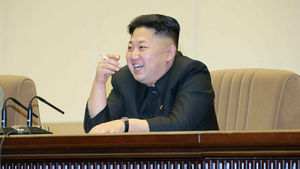 [핫포토] 담배 피우며 격술훈련 참관하는 北 김정은