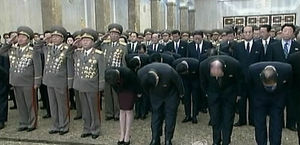 [핫포토] 김정은, 리설주와 함께 금수산태양궁전 참배