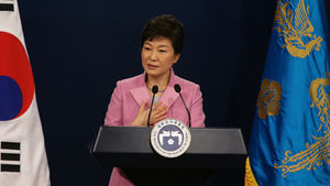 박 대통령 "역사교과서 좌건우건 이념편향 안돼"