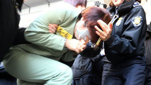 [핫포토] 수의 입고 서둘러 법정에 들어가는 계모