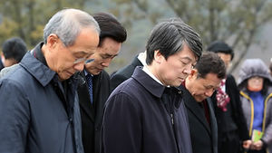 [핫포토] 안철수 의원, 노 전 대통령 묘역 참배