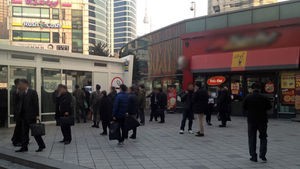 담배연기에 갇힌 피자가게&hellip;서울역 흡연실 논란