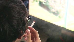 금연구역 확대 시행 보름째&hellip;여전한 담배 연기