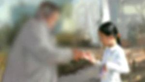 "초등 4학년 여아 손등에 뽀뽀만 해도 강제 추행"