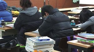 '공시족'의 24시&hellip;새벽부터 긴 줄, 선 채로 끼니 때워