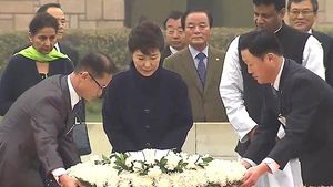 간디 추모공원 찾은 박 대통령&hellip;"새 한류 바람 기대"