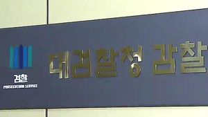 '여성 연예인 해결사' 검사 결국 구속기소