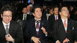 아베 "야스쿠니에 영웅없어&hellip;전범찬양 위한 참배아냐"