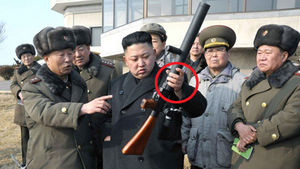 [취재파일] 北 김정은이 잡은 의문의 총기&hellip;신형 유탄발사기?