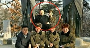 [생생영상] 北 김정은 제1비서, 여군과 다정한 팔짱