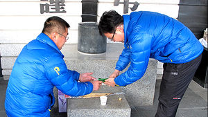 [핫포토] 올해도 무연고 고인 외로움 대신 달래요