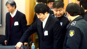 [핫포토] 덥수룩한 머리카락&hellip; 법정에 들어서는 이석기 의원