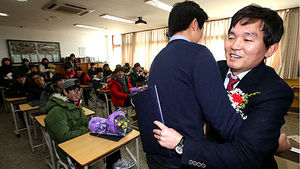 [핫포토] '선생님 감사합니다'&hellip;즐거운 졸업식