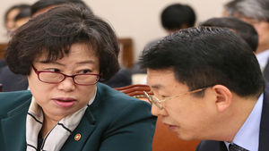 [핫포토] 윤진숙 장관, 여수 기름유출사고 질의에&hellip;