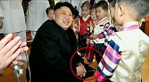 [생생영상] 보육시설 방문한 김정은, 신발 벗지도 않고&hellip;