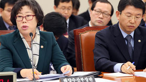 [취재파일] 윤진숙 장관님, 아무리 그래도 웃는 건 아니지 않습니까?