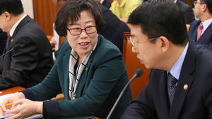 여 "웃음 나오나"&hellip;윤진숙 답변태도 또 논란