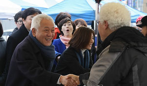 [핫포토] "우리 통했네요" 백발 상인과 악수하는 김한길