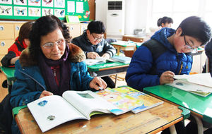 [핫포토] 초등학교 졸업 앞둔 74세 할머니