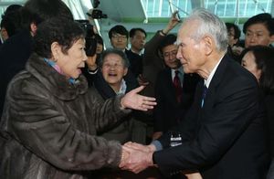 [핫포토] 위안부 할머니 손잡은 무라야마 전 일본 총리