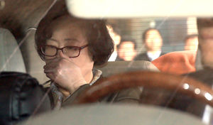 [핫포토] 기침하는 윤진숙 전 해양수산부 장관