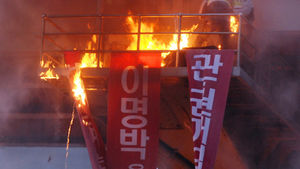 [핫포토] 서울역 고가서 40대 또 분신 시도