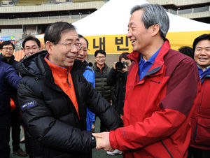 [핫포토] 박원순-정몽준, 어색한(?) 악수